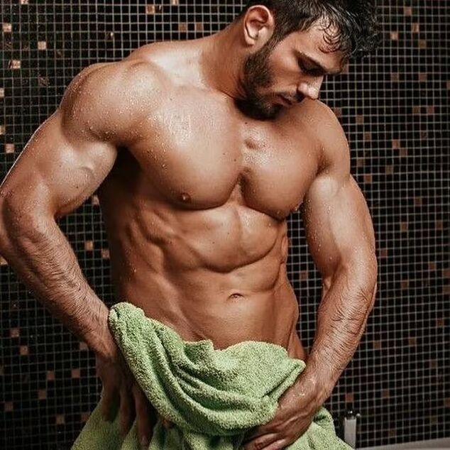 чоловік прийняв душ перед вправами по збільшенню члена