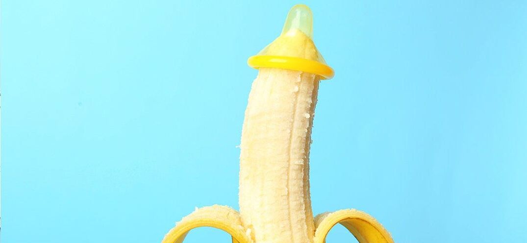 банан у презервативі як імітація збільшення члена без операції