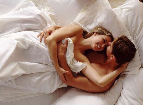 жінка в ліжку з чоловіком збільшив член